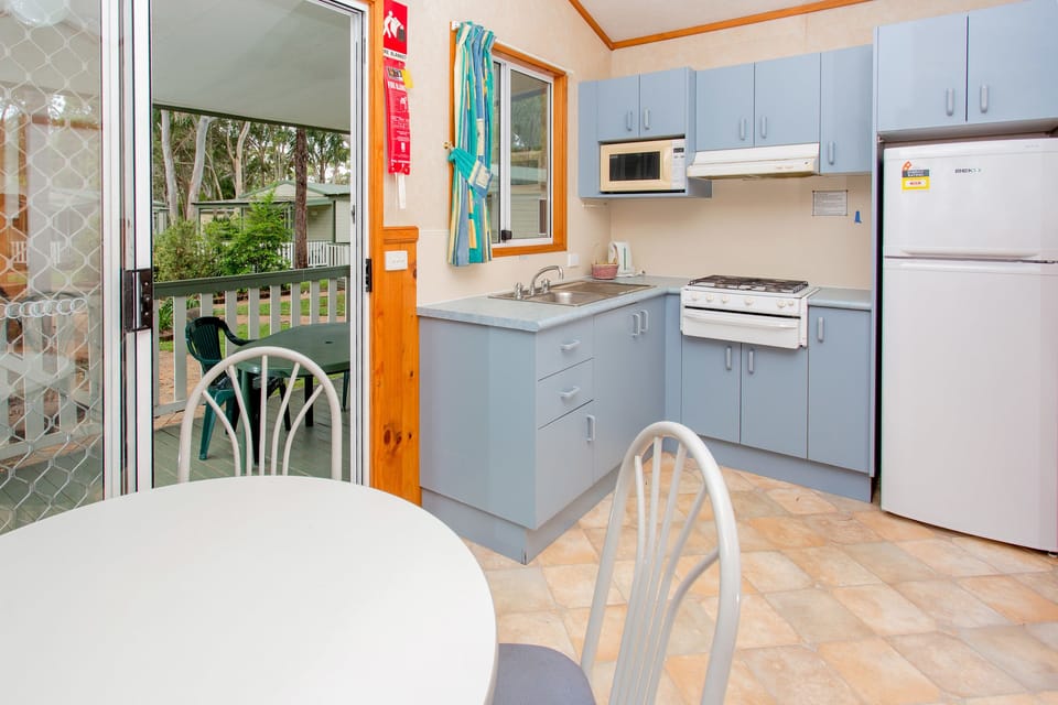 Small Family Cabin - 1 Queen, 1 Bunk and 1 Single | Private kitchen | Coffee/tea maker