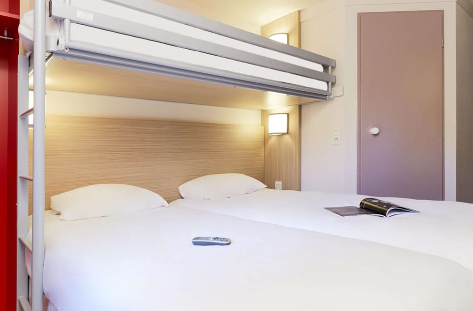 Standard Room, 3 Twin Beds | Premium bedding, individually furnished, desk, blackout drapes