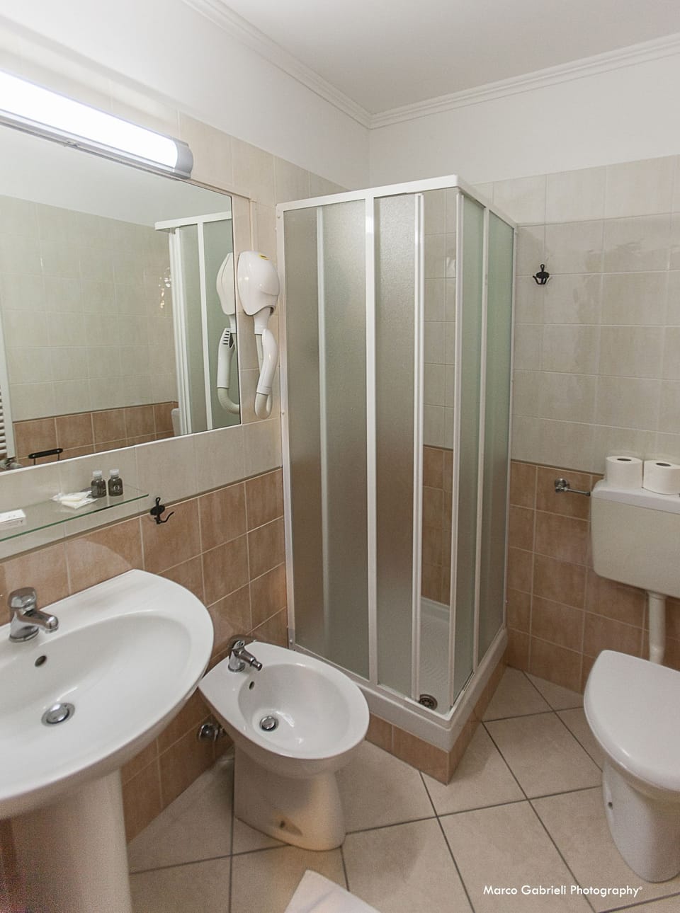 Shower, free toiletries, hair dryer, bidet