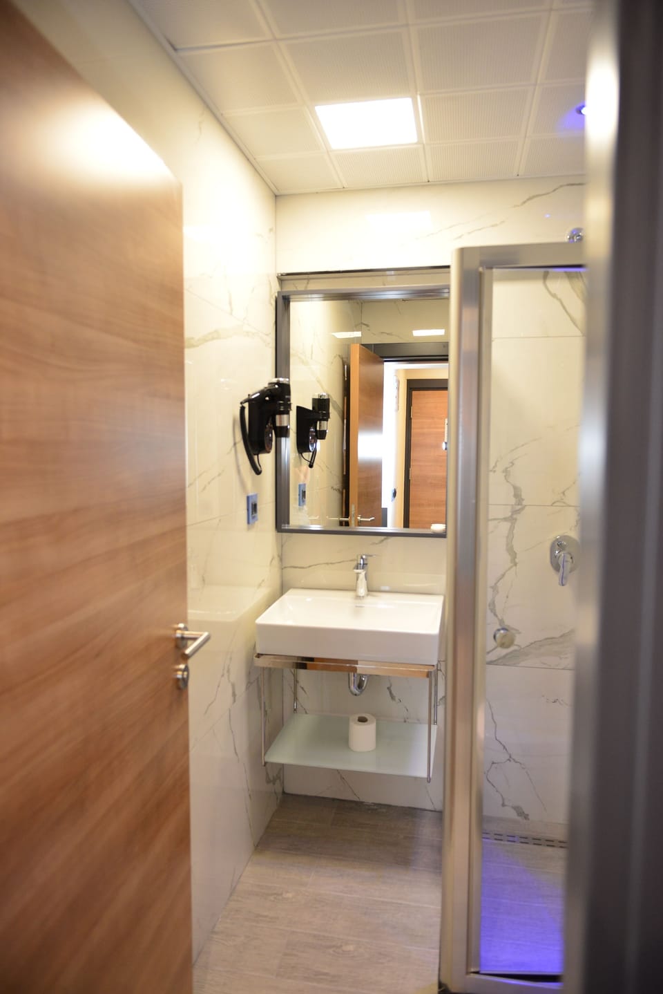 Standard Double Room | Bathroom sink