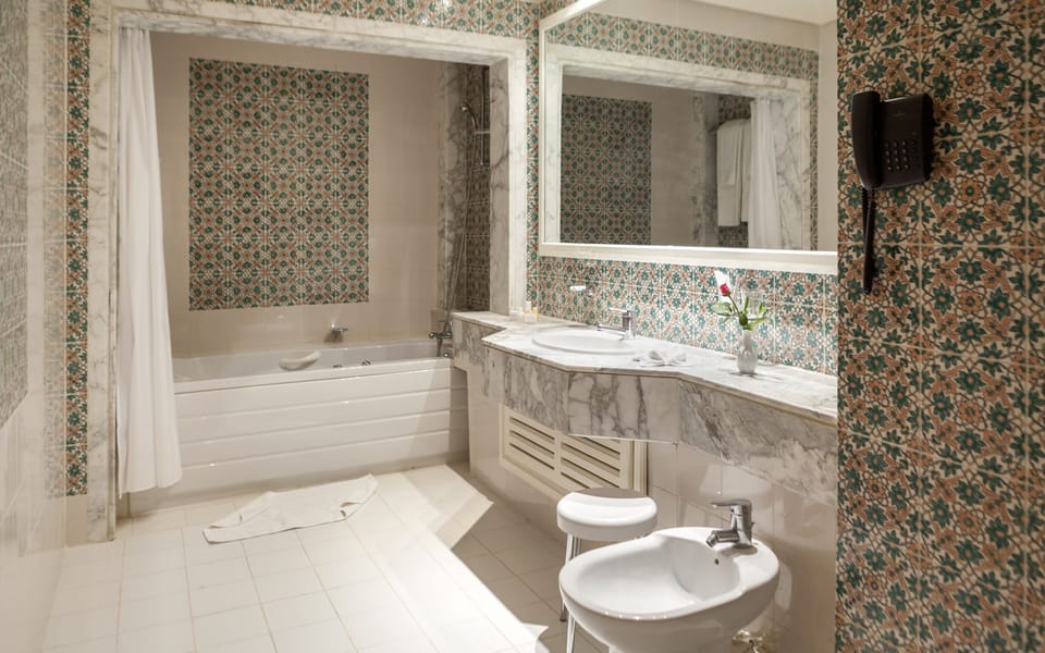 Combined shower/tub, free toiletries, hair dryer, bidet