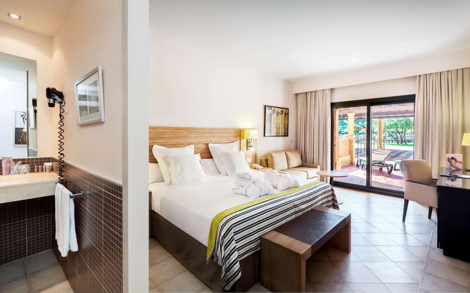 Combined shower/tub, free toiletries, hair dryer, bidet
