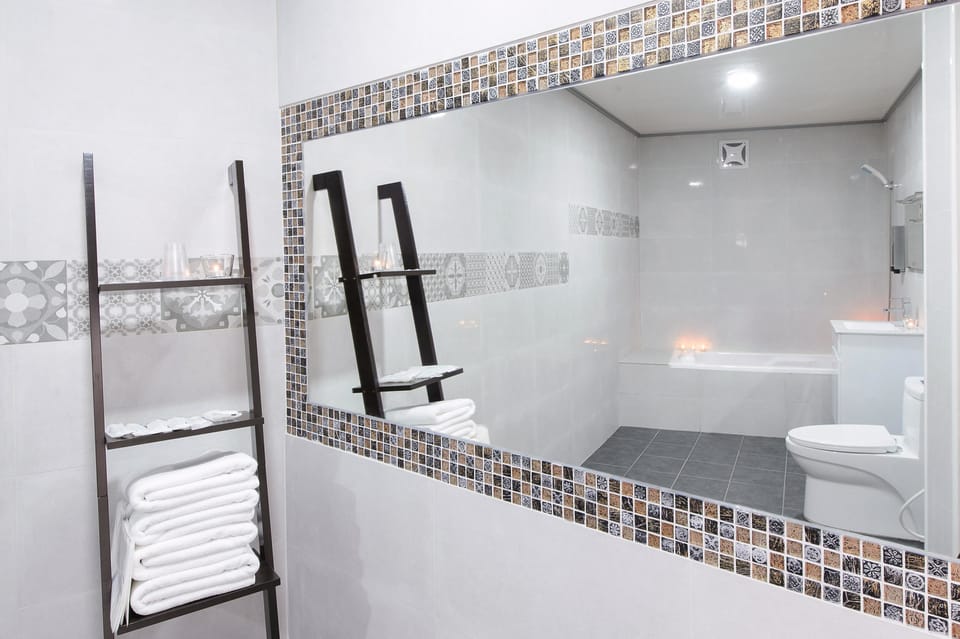 Classic Quadruple Room, 1 Bedroom, Bathtub, City View | Bathroom | Free toiletries, hair dryer, slippers, towels