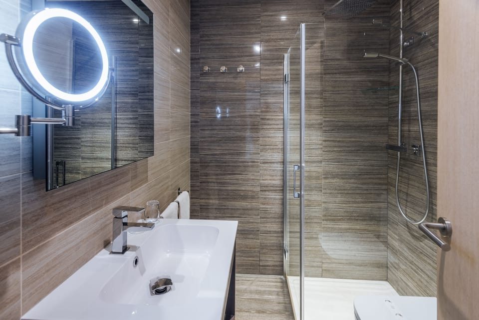 Shower, towels