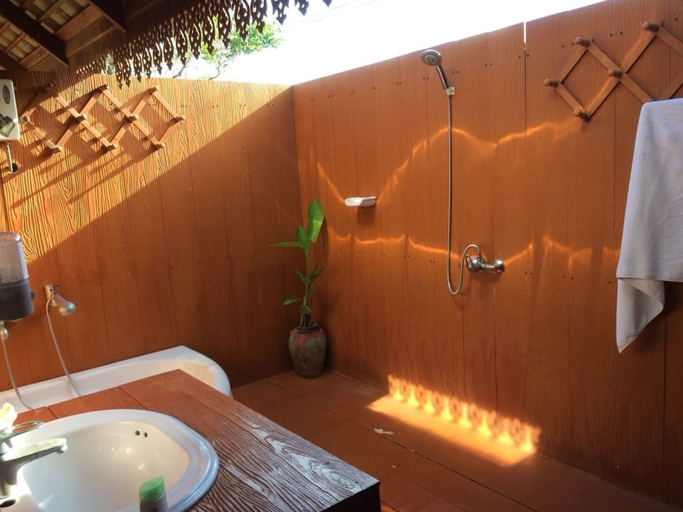 Shower, free toiletries, towels