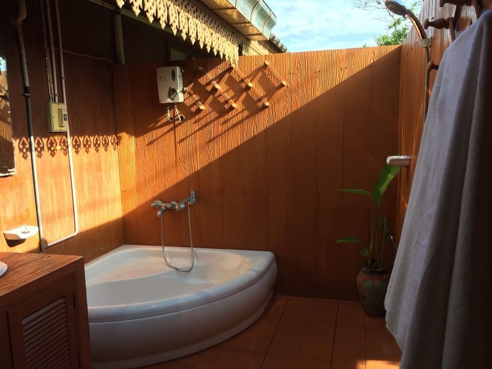 Shower, free toiletries, towels