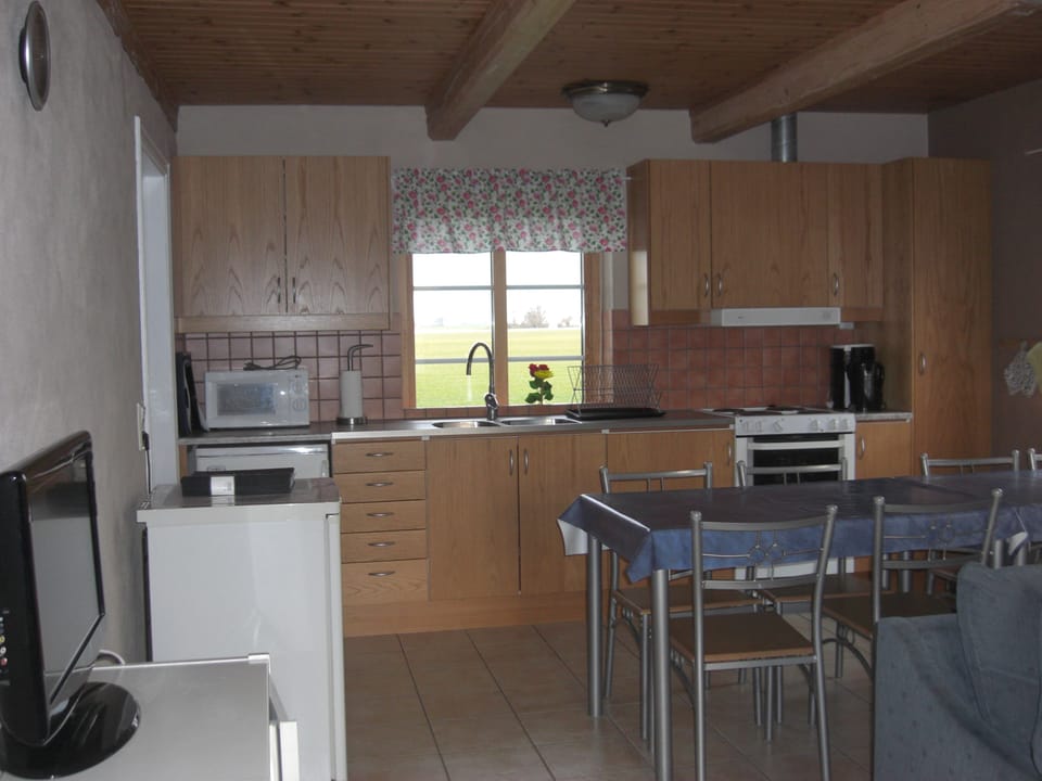 Apartment (6 guests) | Living area | 32-inch flat-screen TV with digital channels, TV