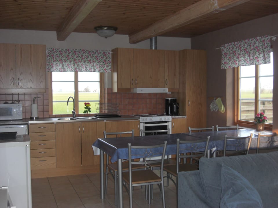 Apartment (6 guests) | Private kitchen | Full-size fridge, microwave, oven, stovetop