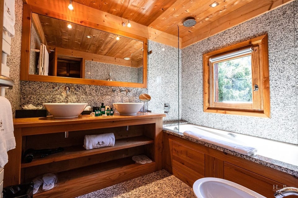 Classic Balcony Room | Bathroom | Combined shower/tub, designer toiletries, hair dryer, bathrobes