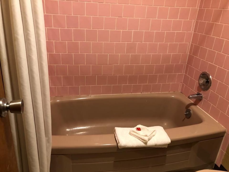 Room, 1 Queen Bed | Bathroom | Combined shower/tub, free toiletries, towels