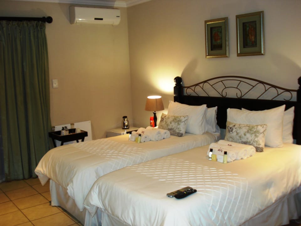 Luxury Twin or King | Bathroom amenities | Shower, rainfall showerhead, free toiletries, hair dryer