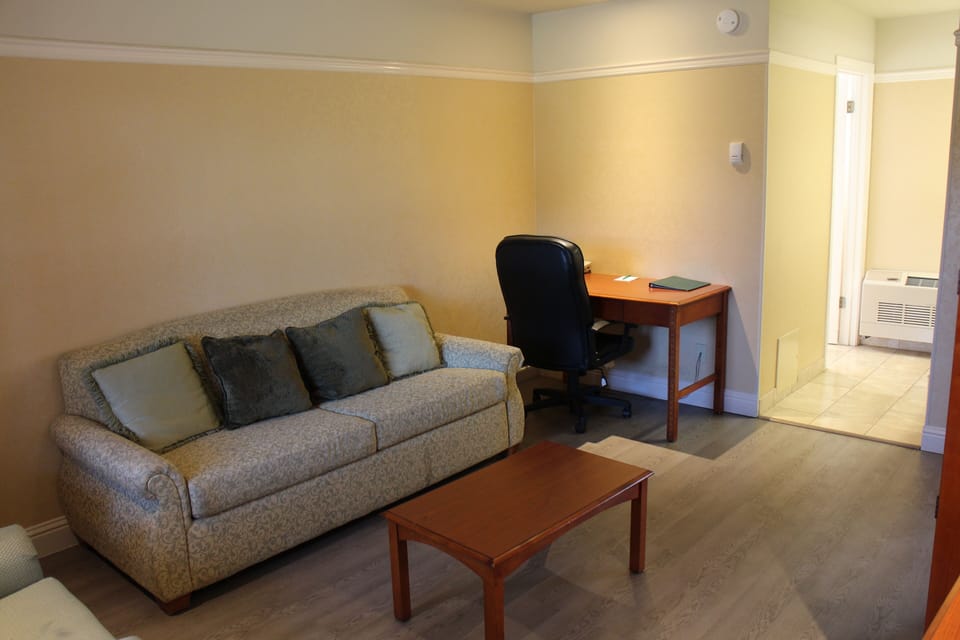 Executive King Suite | Living room | 32-inch flat-screen TV with cable channels, TV