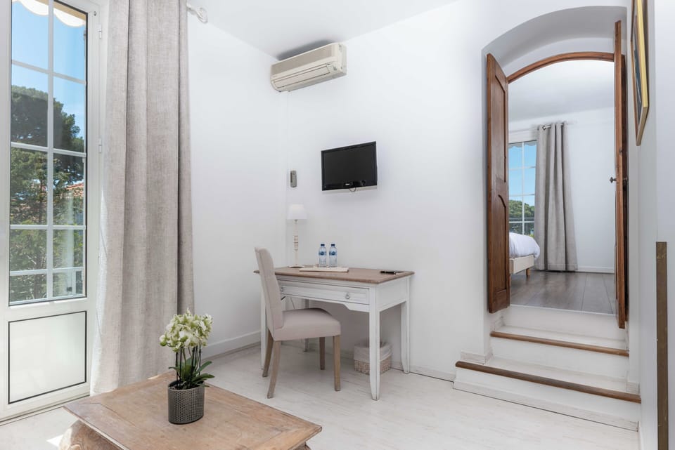 Junior Double Room | In-room safe, desk, soundproofing, WiFi (free)