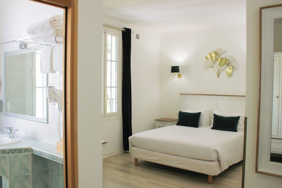 Comfort Double Room | In-room safe, desk, soundproofing, WiFi (free)