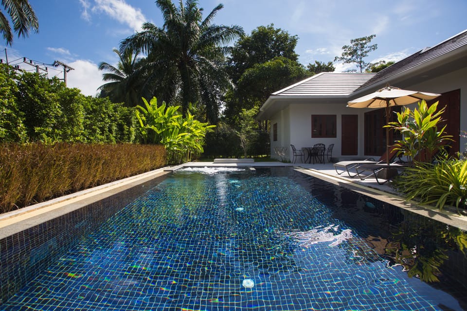 Indoor/outdoor pool