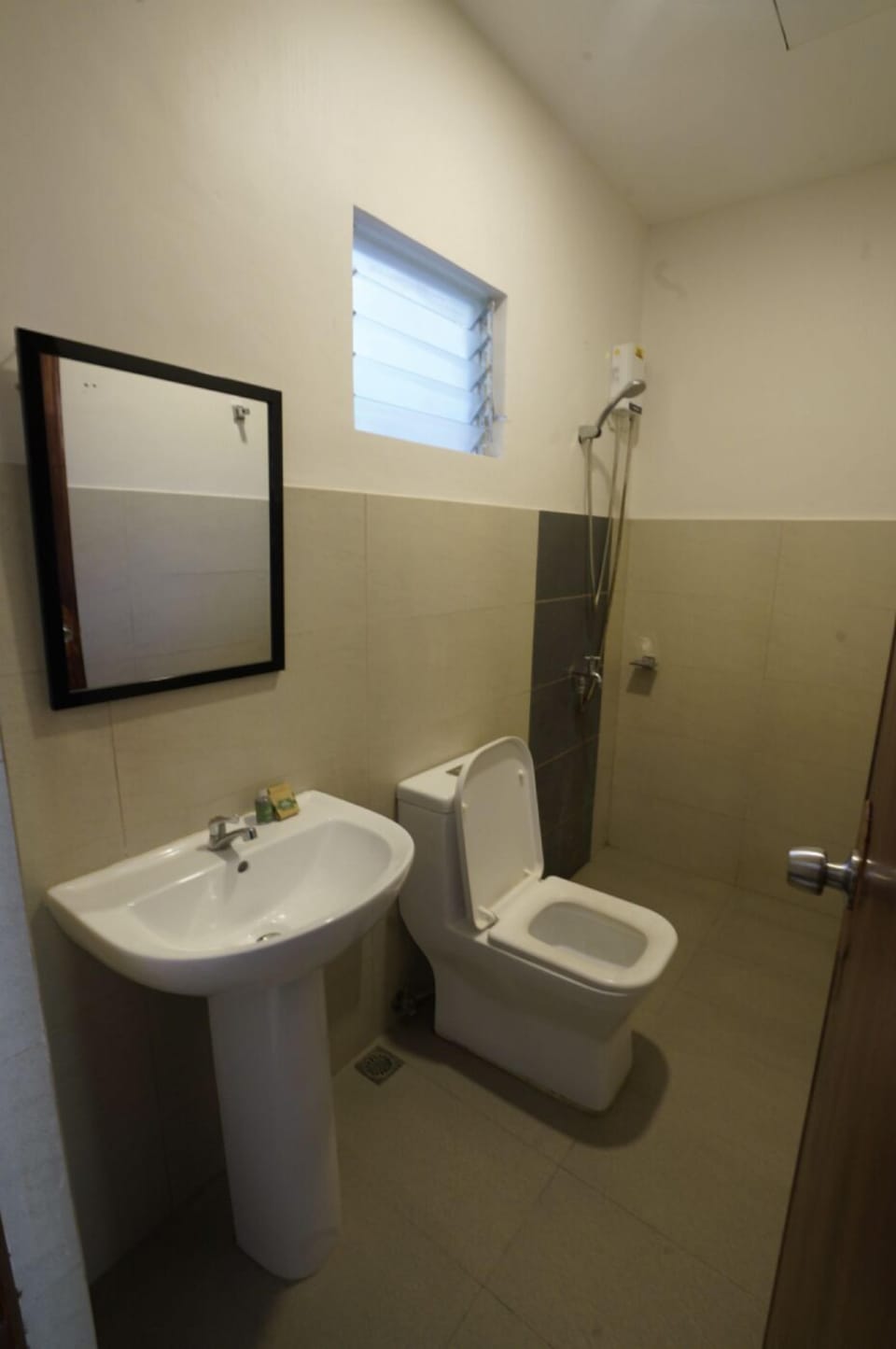 Room, 2 Twin Beds, Garden View | Bathroom | Shower, bidet, towels