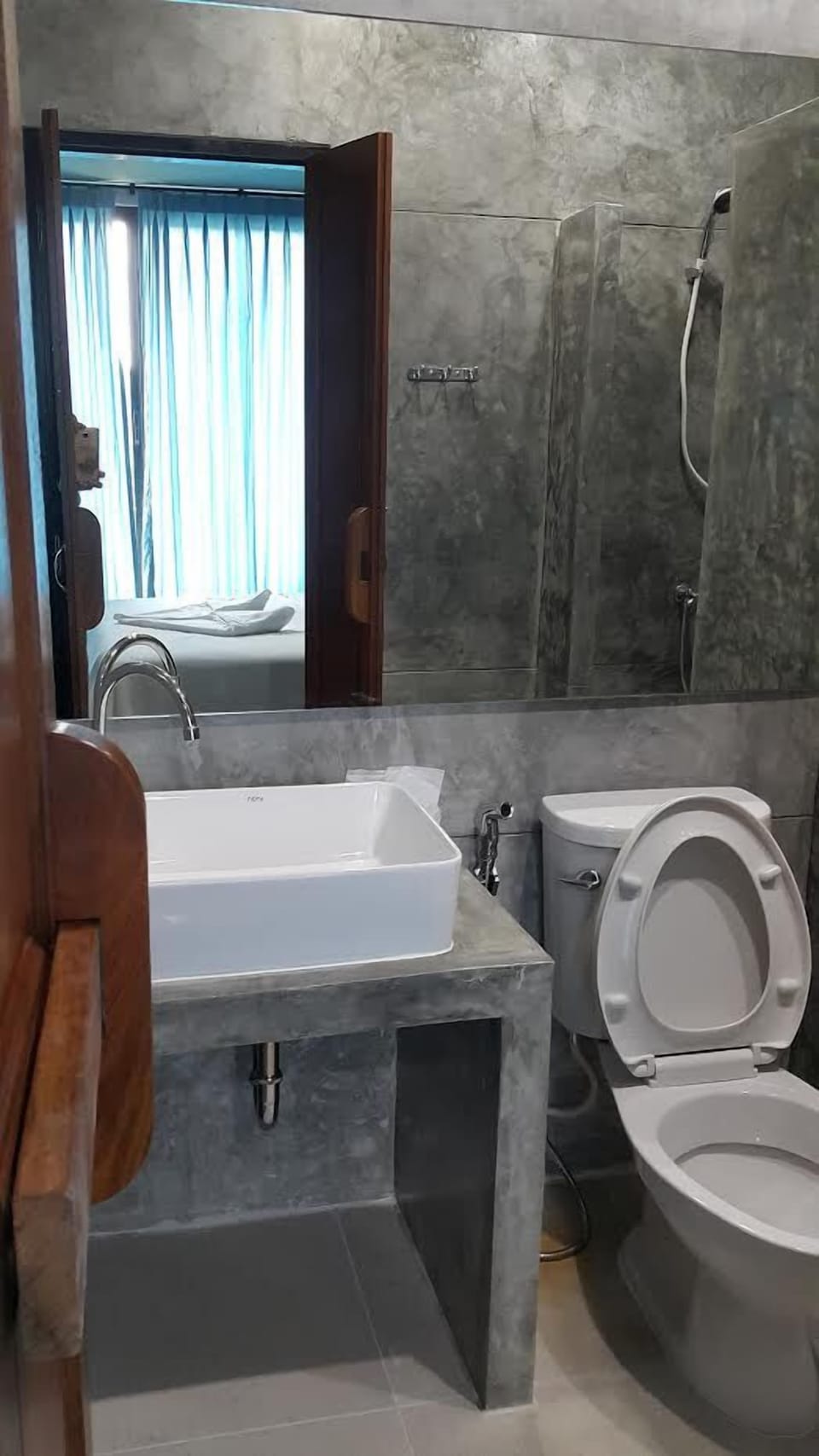 Shower, free toiletries, bidet, towels