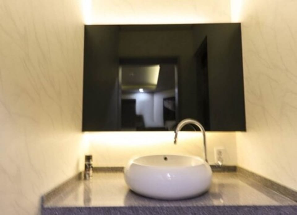 Combined shower/tub, jetted tub, designer toiletries, hair dryer