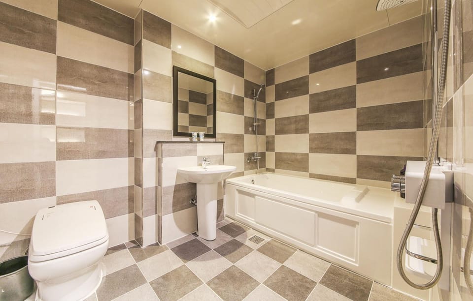Combined shower/tub, jetted tub, designer toiletries, hair dryer