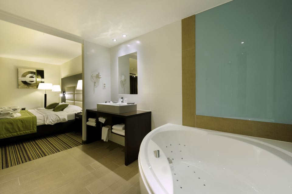 Junior Suite | Bathroom | Free toiletries, hair dryer, towels