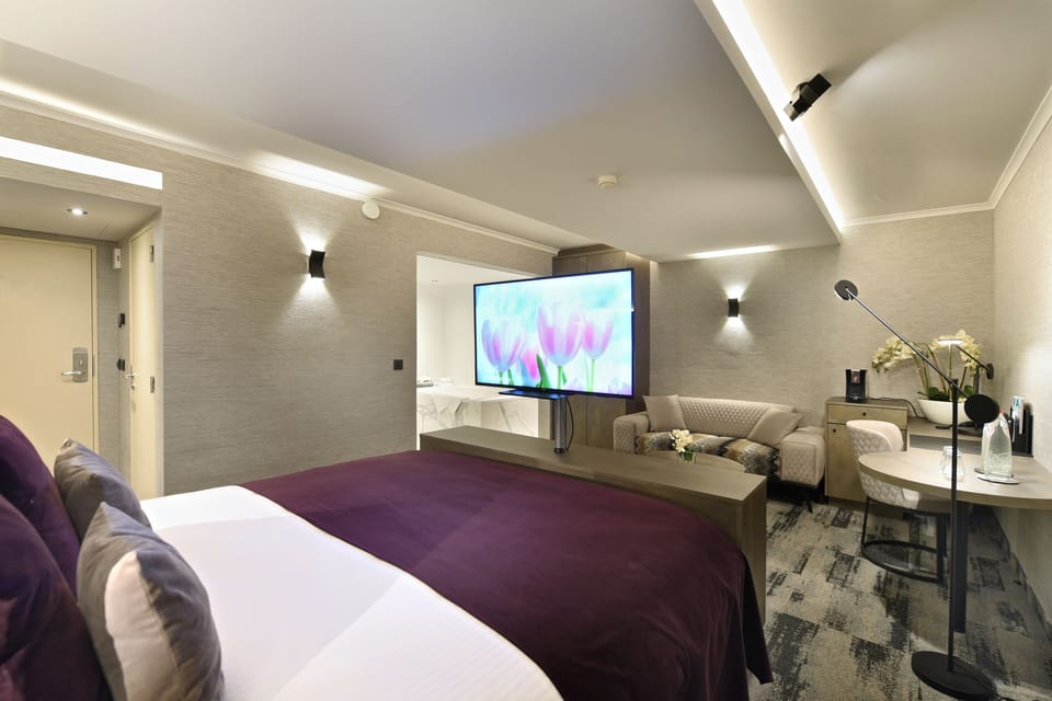 Executive Suite | In-room safe, desk, laptop workspace, soundproofing