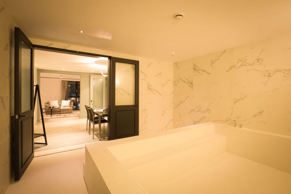 Royal Suite | Bathroom | Free toiletries, bathrobes, slippers, towels