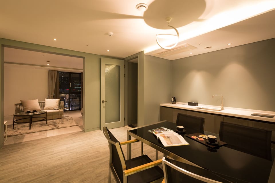 Royal Suite | Living area | 49-inch flat-screen TV with cable channels, TV, pay movies