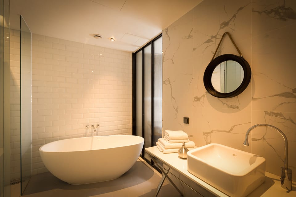 Deluxe Double Room | Bathroom | Free toiletries, bathrobes, slippers, towels