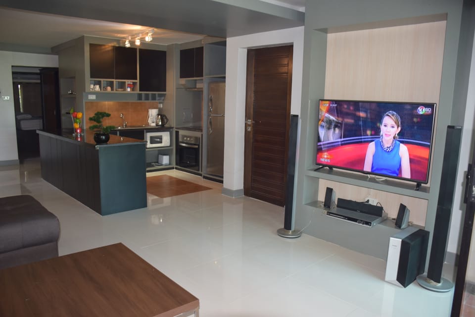 2 Bedrooms Apartment | Living area | Flat-screen TV