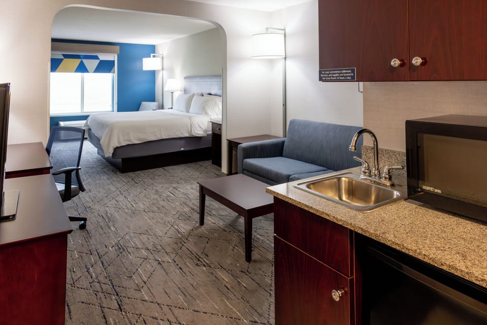 Suite, 1 King Bed | Premium bedding, down comforters, in-room safe, desk
