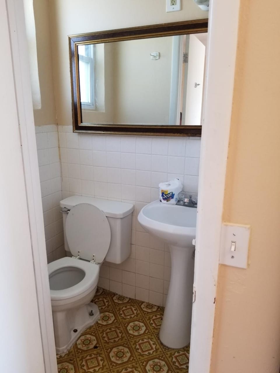Combined shower/tub, deep soaking tub, free toiletries, hair dryer