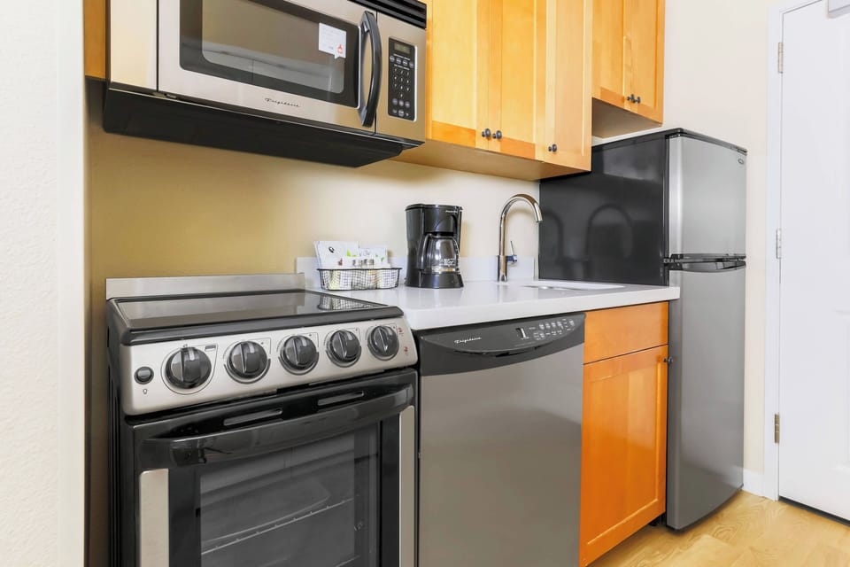 Full-size fridge, microwave, stovetop, dishwasher