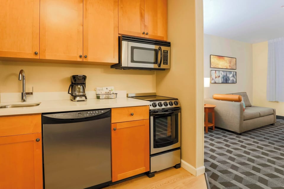 Full-size fridge, microwave, stovetop, dishwasher