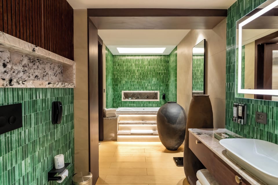 Minibar, in-room safe, desk, WiFi (free)