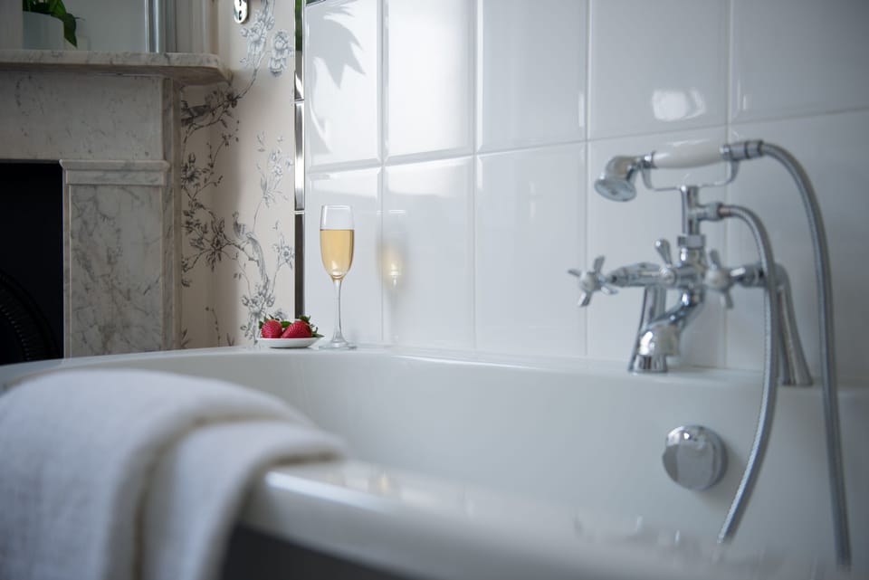 Deluxe Double or Twin Room | Deep soaking bathtub