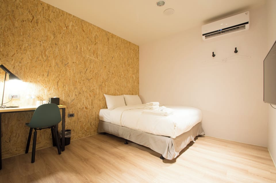Double Room, 1 Double Bed, Shared Bathroom | Blackout drapes, free WiFi, bed sheets