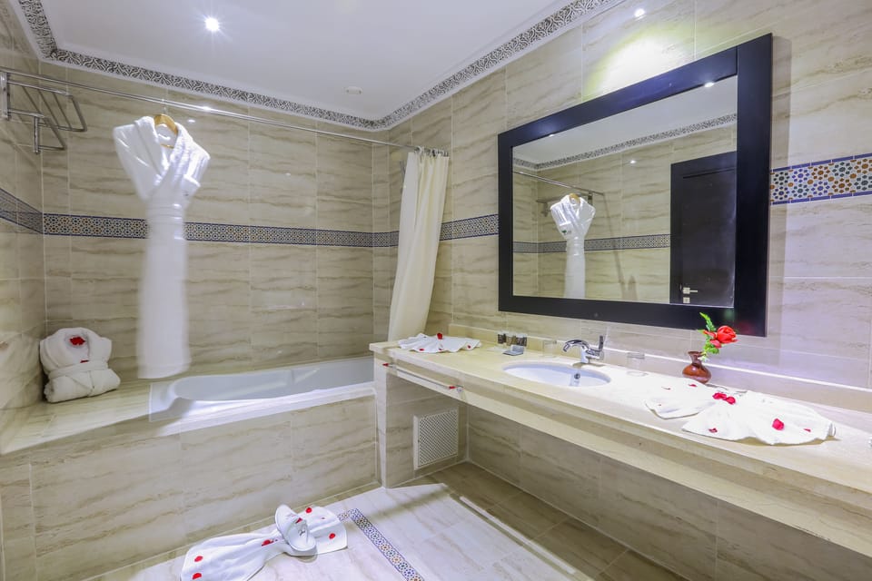 Superior Single Room | Bathroom | Free toiletries, hair dryer, bidet, towels