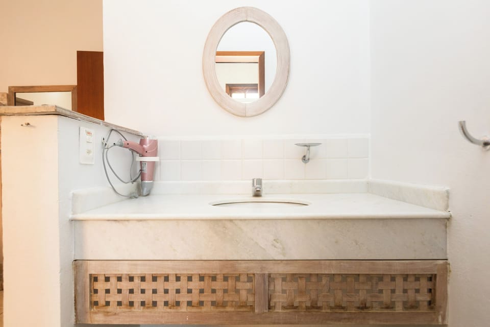 Suite | Bathroom | Shower, free toiletries, hair dryer, towels