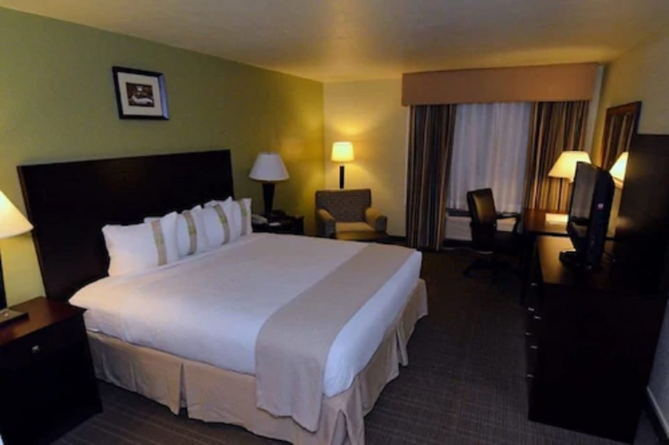 1 bedroom, premium bedding, in-room safe, desk