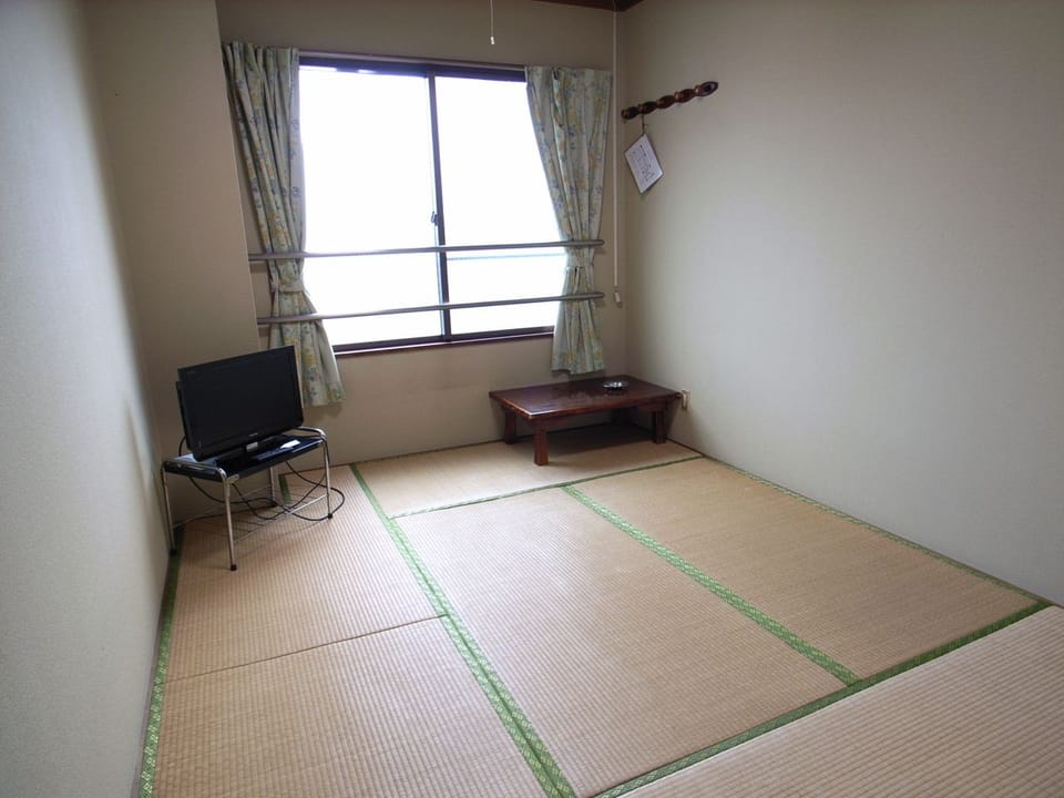 Traditional Twin Room, Shared Bathroom | Free WiFi
