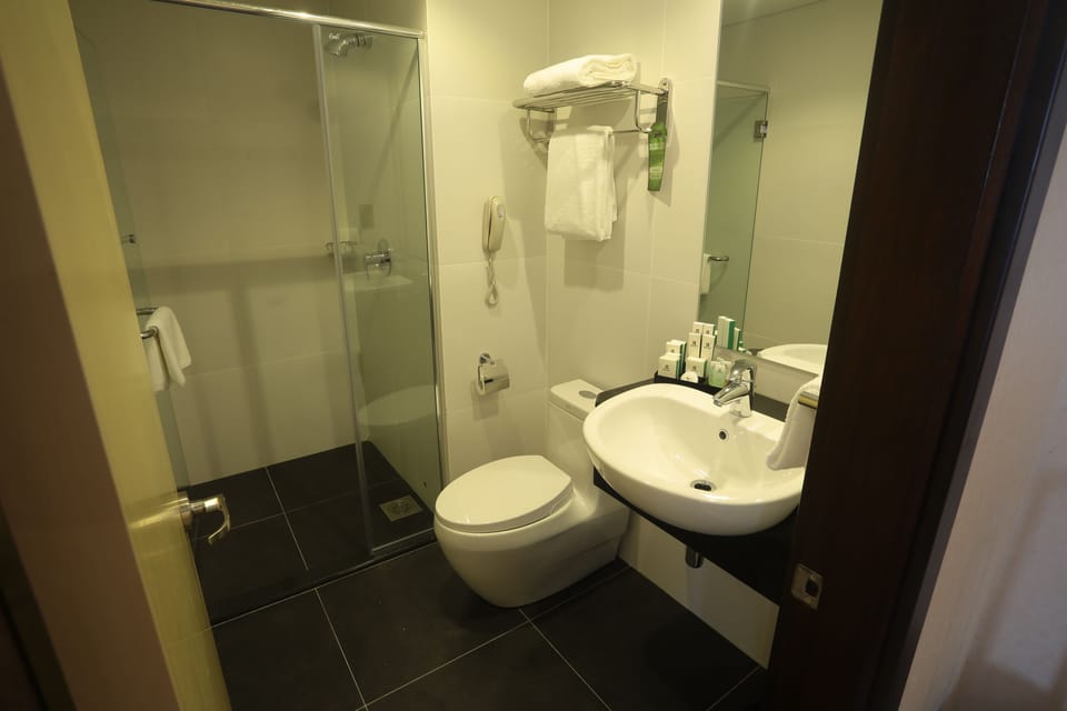 Superior King Room | Bathroom | Shower, free toiletries, hair dryer, bathrobes