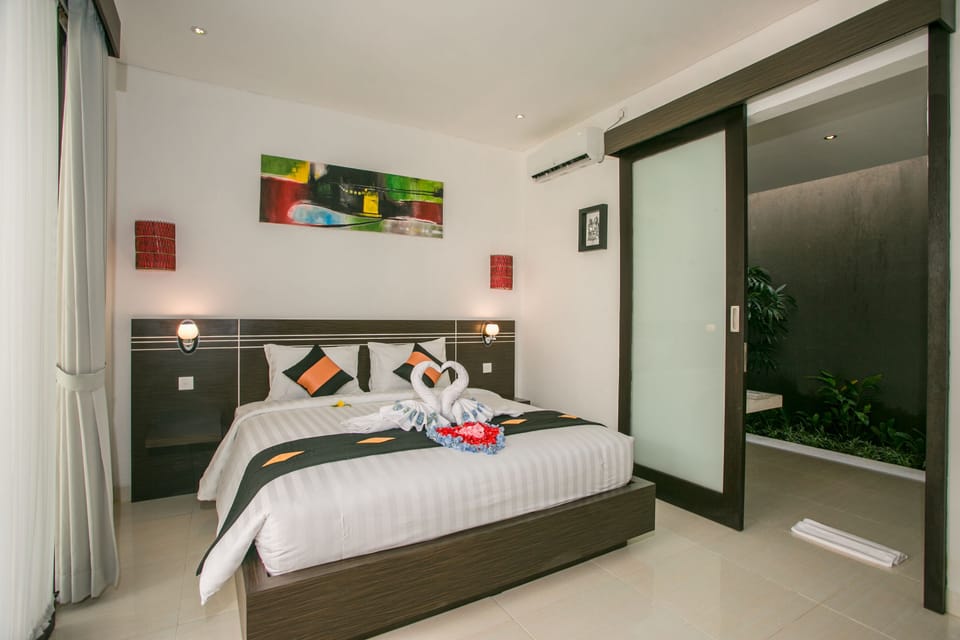Deluxe Room, Bathtub | Premium bedding, minibar, in-room safe, laptop workspace