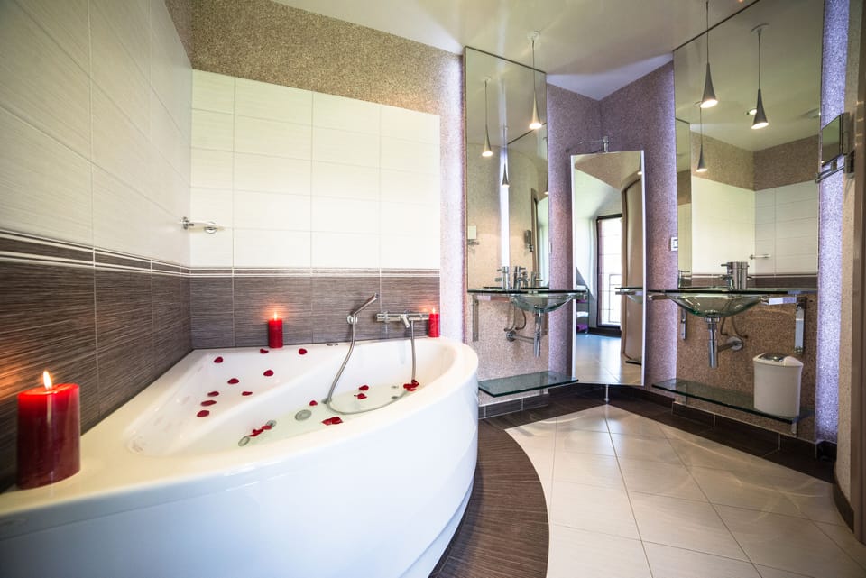 Junior Suite | Bathroom | Shower, free toiletries, hair dryer, bathrobes