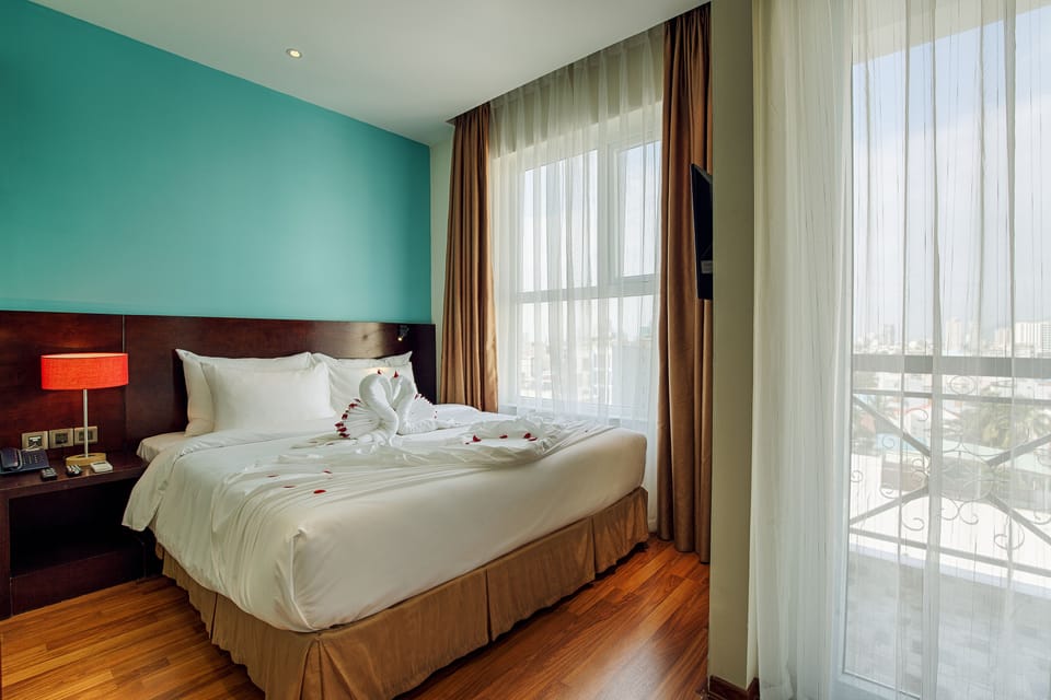 Deluxe Double Room - Free 01 Vietnamese Pan Bread for Stays 2+ Nights | Minibar, in-room safe, desk, laptop workspace