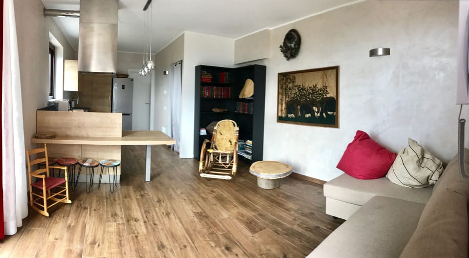 Junior Suite | Living area | 32-inch flat-screen TV with satellite channels, TV