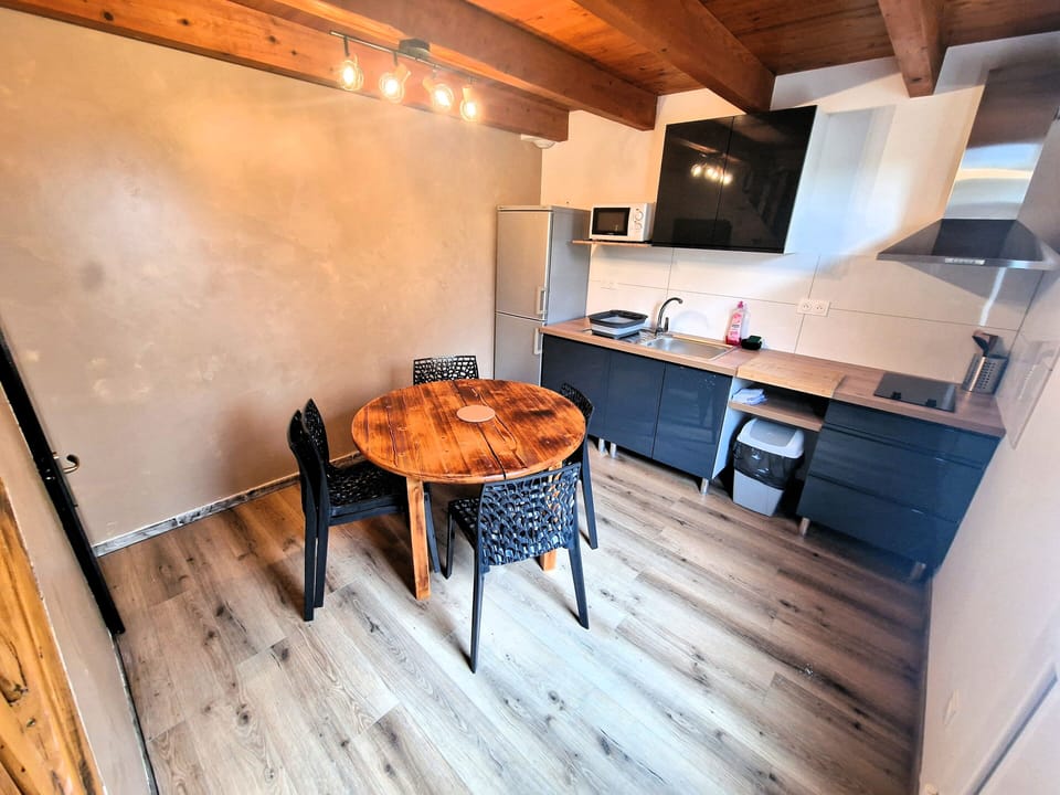 Family Apartment, 3 Bedrooms | Private kitchen | Microwave, dining tables