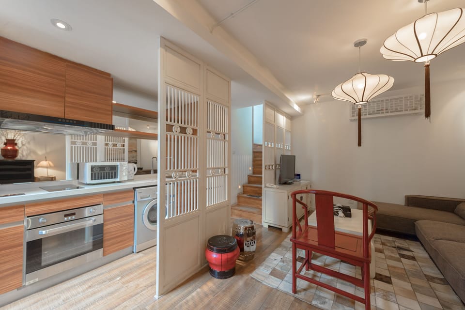 Living area | 40-inch LCD TV with cable channels