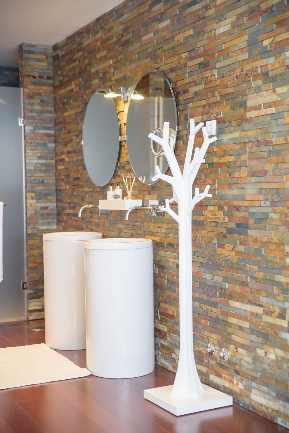 Junior Suite (Deluxe) | Bathroom | Shower, free toiletries, hair dryer, bathrobes