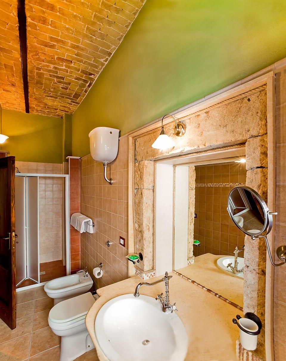 Double Room | Bathroom | Shower, free toiletries, hair dryer, towels