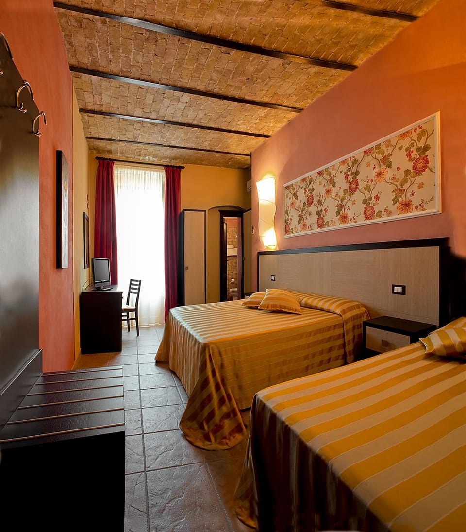 Double Room | Minibar, individually decorated, individually furnished, desk
